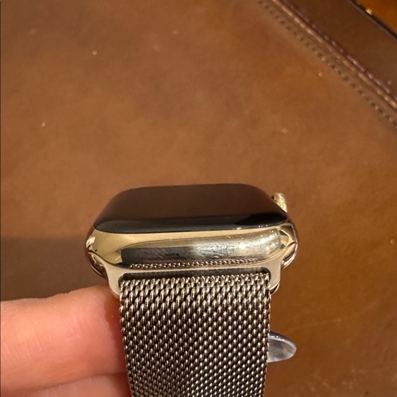 Apple Watch Series 8 GPS + Cellular Stainless Steel Case Gold 41mm Milanese Loop - Picture 7 of 12